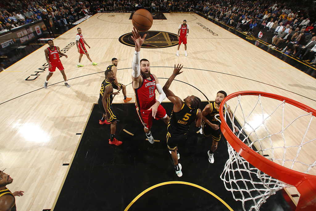 Jonas Valanciunas (#17) of the New Orleans Pelicans shoots in the game against the Golden State Warriors at the Chase Center in San Francisco, California, January 10, 2024. /CFP