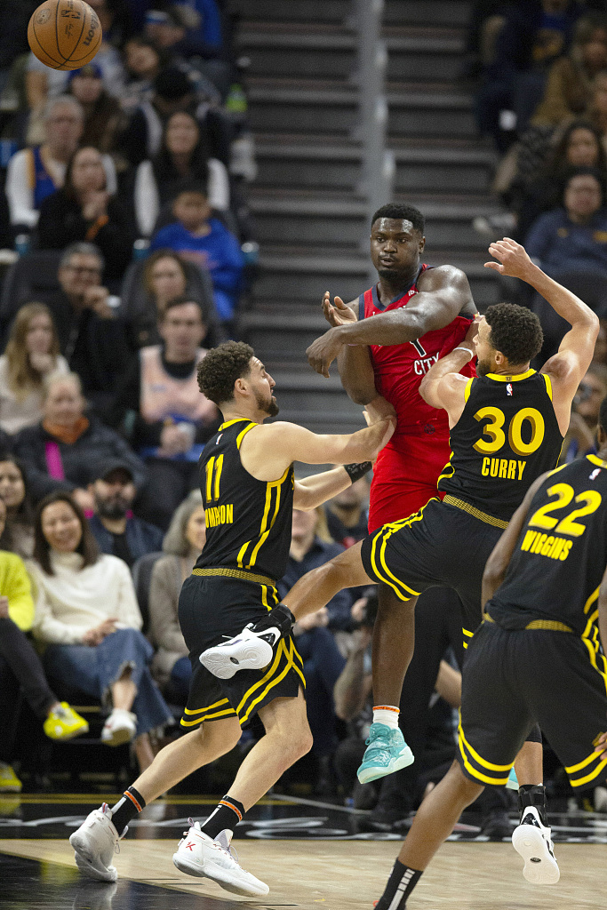 Zion Williamson (C) of the New Orleans Pelicans passes in the game against the Golden State Warriors at the Chase Center in San Francisco, California, January 10, 2024. /CFP