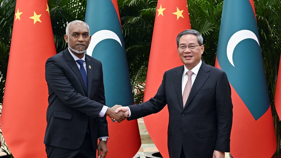 Chinese Premier Li Qiang (R) meets with Maldivian President Mohamed Muizzu in Beijing, China, January 11, 2024. /Xinhua