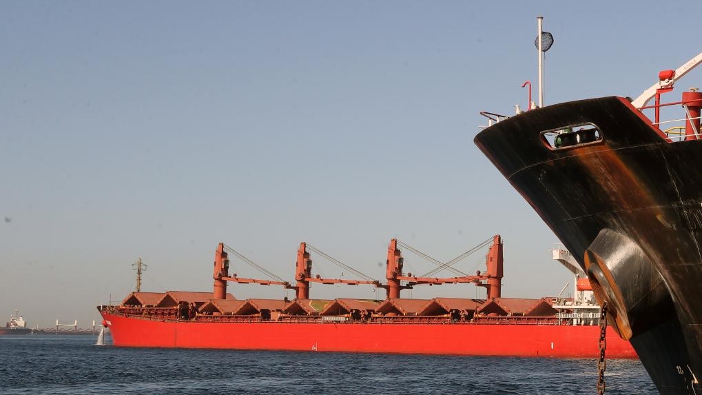 A cargo ship enters the Mersin port in Mersin, Türkiye, January 5, 2024. /Xinhua