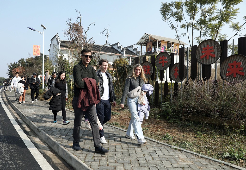 Students from Columbia University visits Tieniu Village in Chengdu, Sichuan Province on January 9, 2024. /CFP