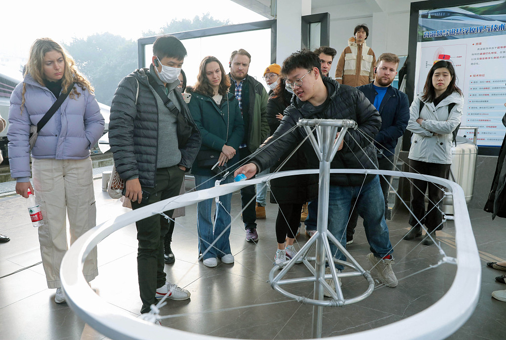 Students from Columbia University visit the State Key Laboratory of Rail Transit Vehicle System at Southwest Jiaotong University in Chengdu, Sichuan Province on January 10, 2024. /CFP