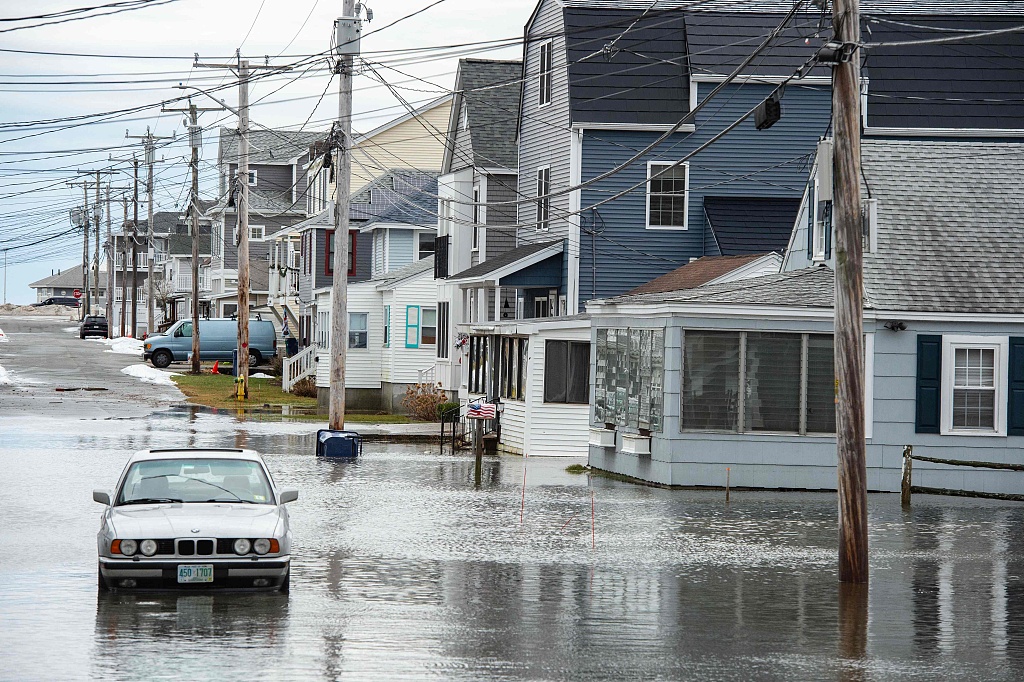 Homes and vehicles surrounded by flood waters in Hampton, New Hampshire, U.S., January 10, 2024. /CFP