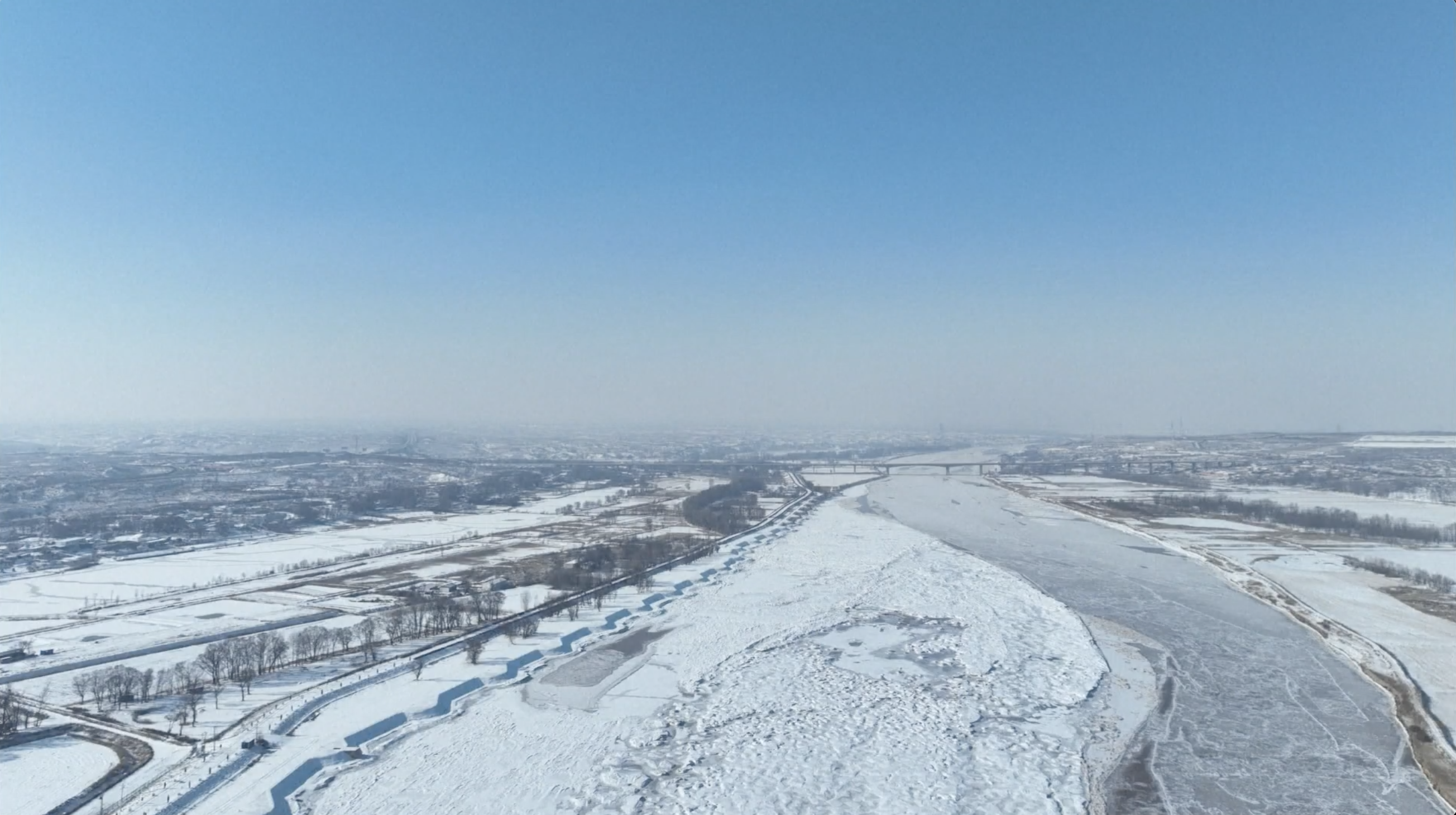 Yellow River section in north China's Inner Mongolia freezes