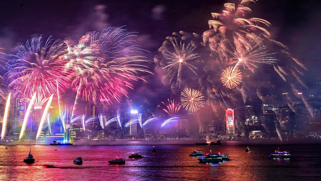 Fireworks explode over Victoria Harbour to celebrate the New Year in the Hong Kong Special Administrative Region, China, January 1, 2024. /VCG