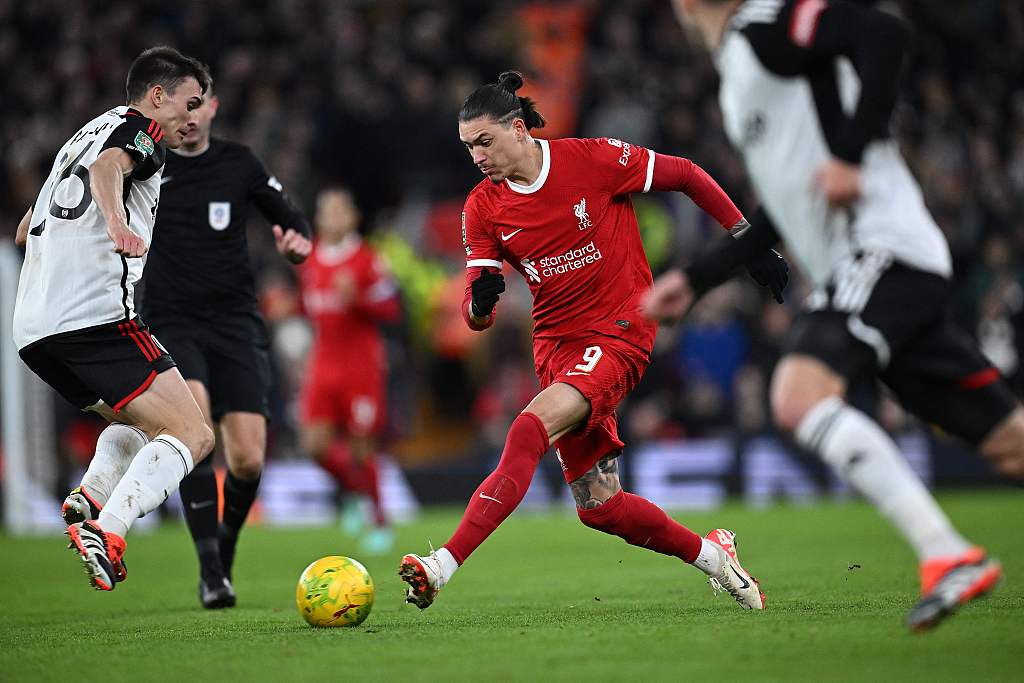 Darwin Nunez (C) of Liverpool dribbles in the Premier League game against Fulham at Anfield in Liverpool, England, January 10, 2024. /CFP
