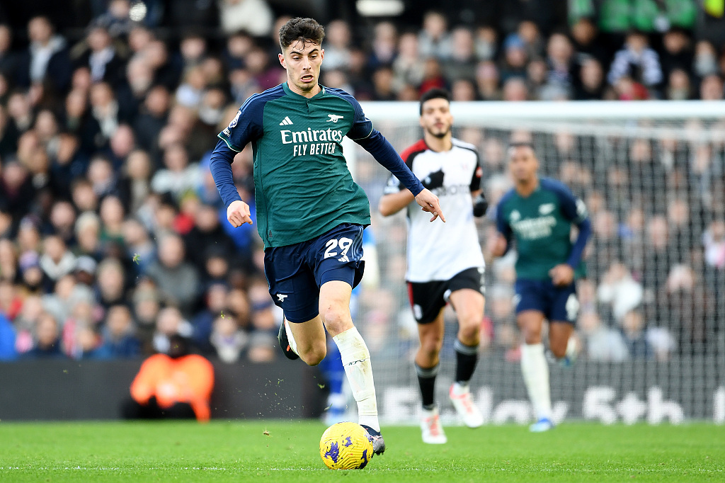 Kai Havertz (C) of Arsenal dribbles in the Premier League game against Fulham at Craven Cottage in London, England, December 31, 2023. /CFP