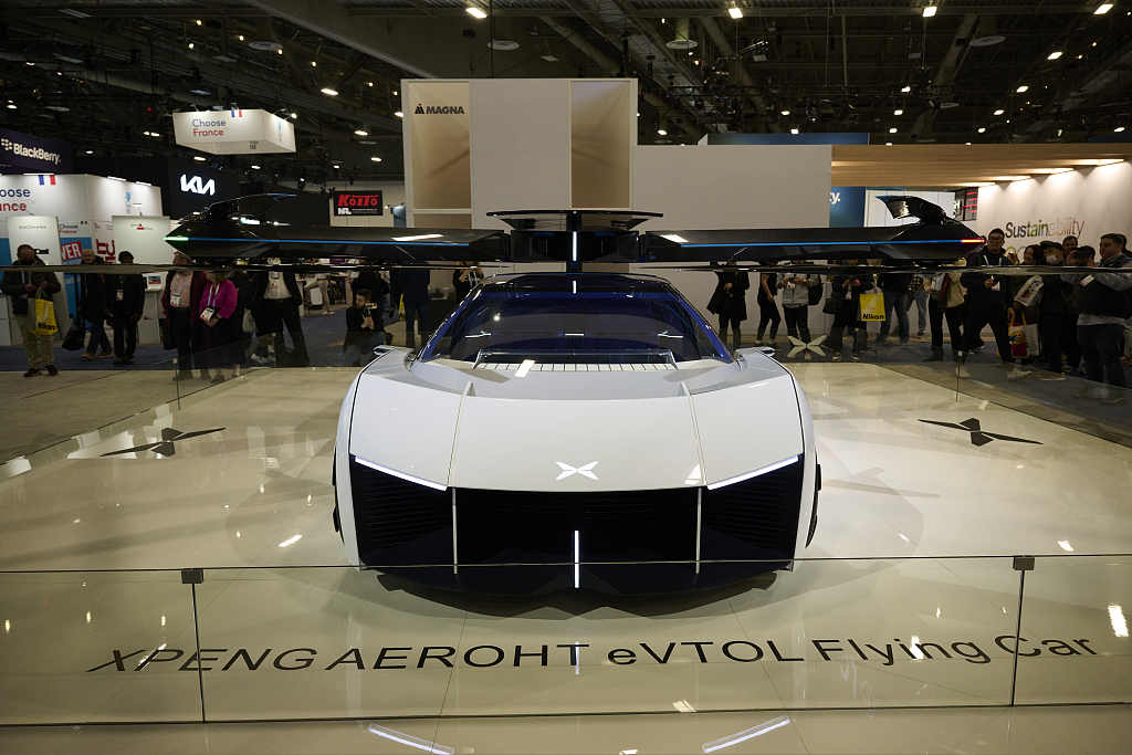2024年1月9日，在美国内华达州拉斯维加斯举行的2024年国际消费电子展上，展示了小鹏AEROHT电动垂直起降（eVTOL）飞行汽车。/CFP