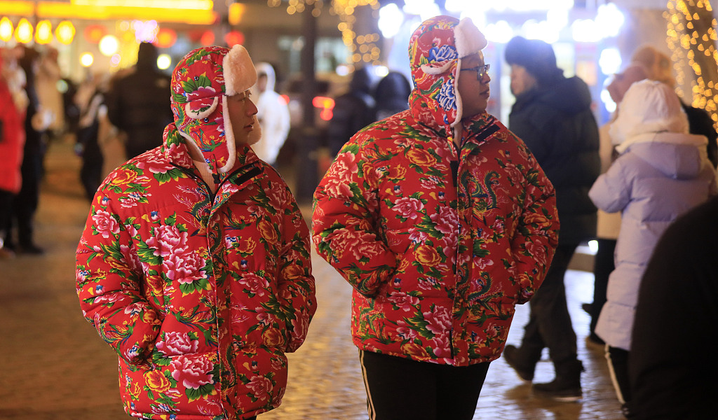Photo taken on January 9, 2024 shows traditional flower patterns are popular among tourists in Harbin, Heilongjiang Province. People are seen wearing the patterns across Harbin's various tourist sites. /CFP