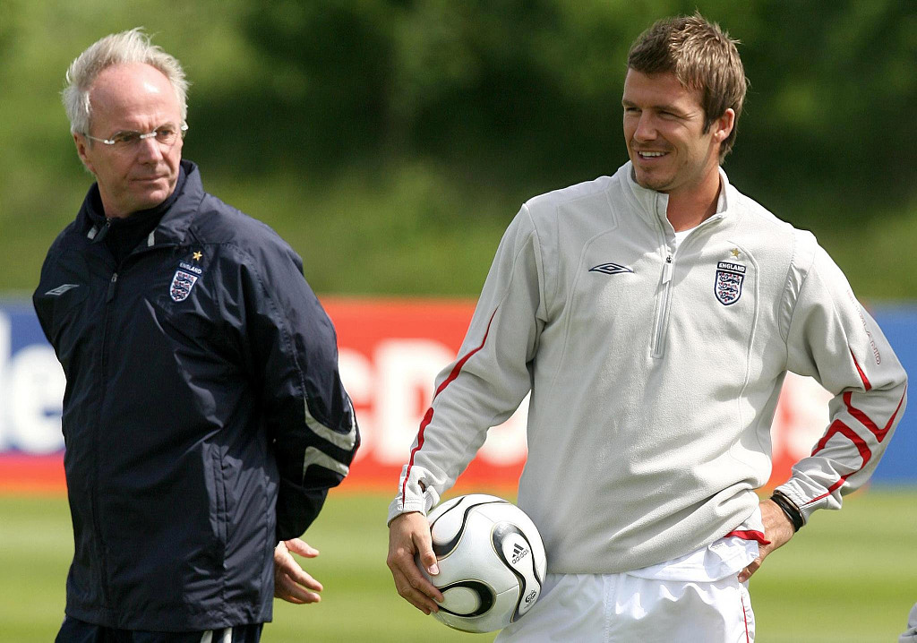 England coach Sven Goran Eriksson (L) walking past David Beckham during a training session at Carrington, Manchester, England, June 1, 2006. /CFP