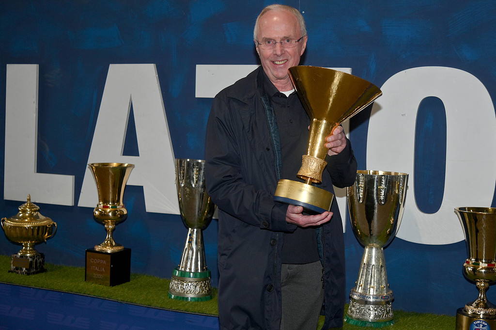Sven Goran Eriksson displays the trophy he won with Lazio after returning the club in an event at Stadio Olimpico in Rome, Italy, March 19, 2023. /CFP