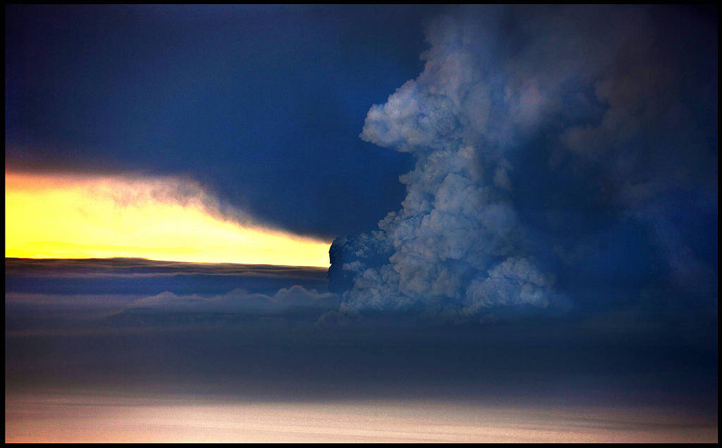 Grimsvotn volcano eruption spews steam, ash and smoke in central Iceland, May 23, 2011. /CFP