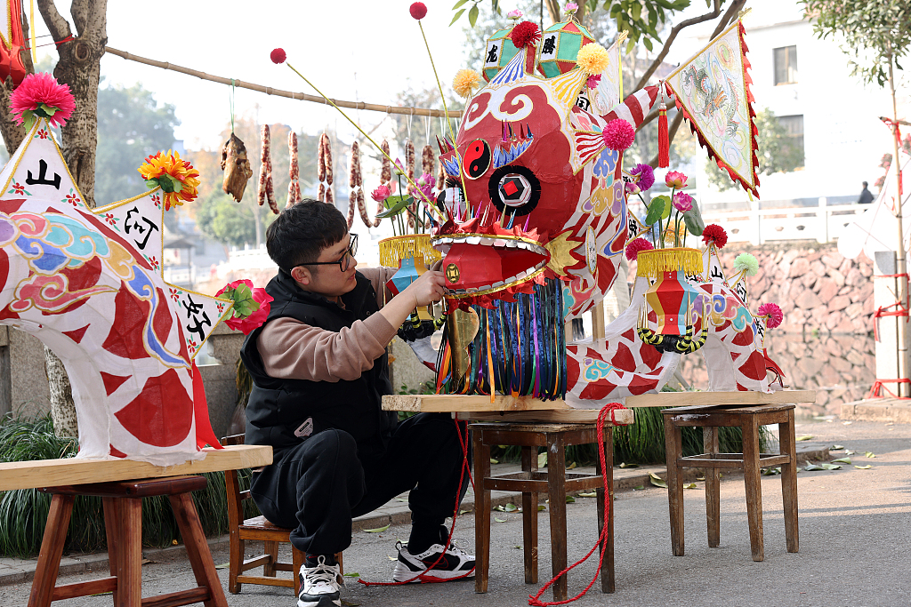 Photo taken on January 10, 2024 shows a craftsman making a loong-shaped lantern in Dongyang, Zhejiang Province. /CFP