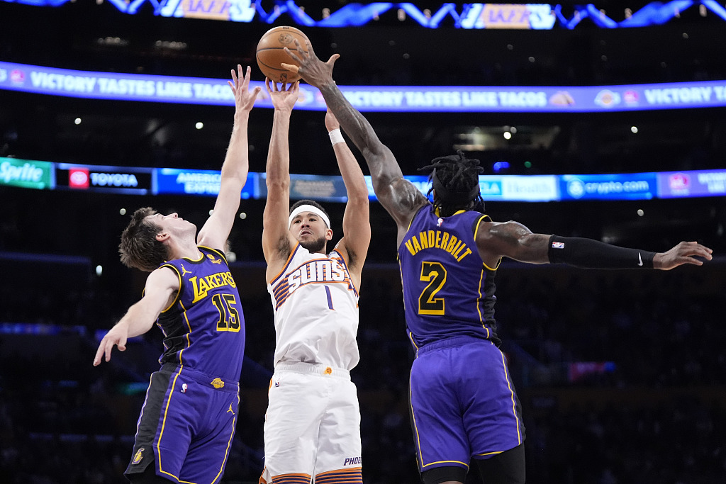 Devin Booker (#1) of the Phoenix Suns shoots in the game against the Los Angeles Lakers at Crypto.com Arena in Los Angeles, California, January 11, 2024. /CFP