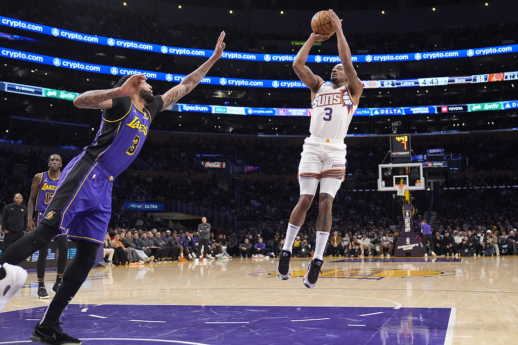Bradley Beal (R) of the Phoenix Suns shoots in the game against the Los Angeles Lakers at Crypto.com Arena in Los Angeles, California, January 11, 2024. /CFP