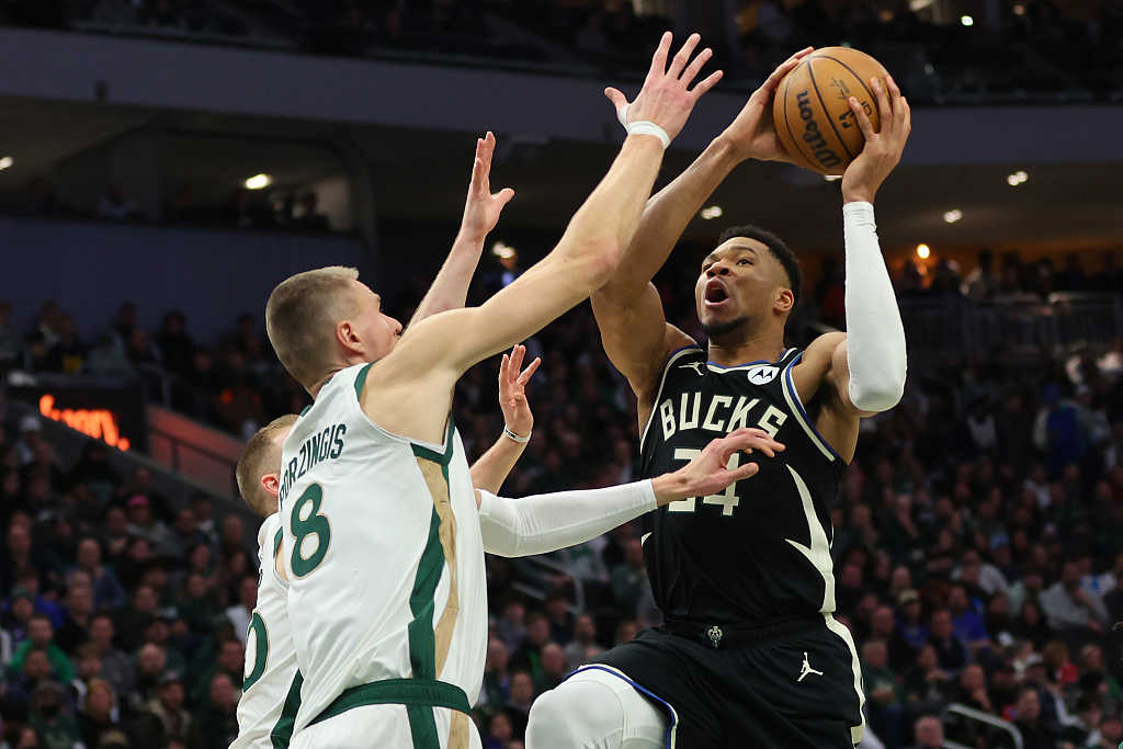 Giannis Antetokounmpo (R) of the Milwaukee Bucks drives toward the rim in the game against the Boston Celtics at Fiserv Forum in Milwaukee, Wisconsin, January 11, 2024. /CFP