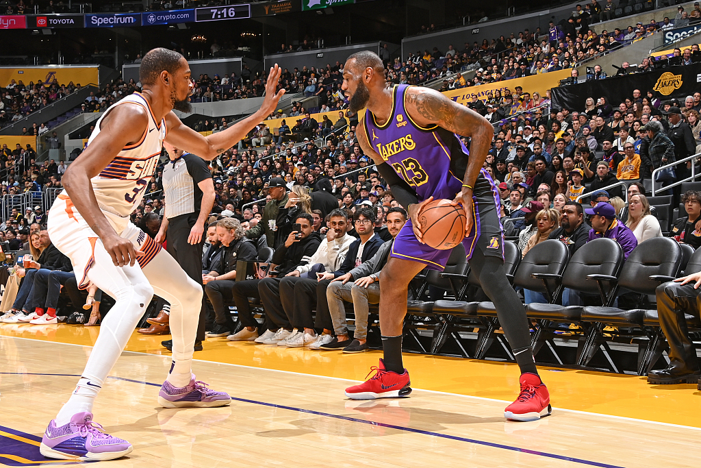 Kevin Durant (L) of the Phoenix Suns guards LeBron James of the Los Angeles Lakers in the game at Crypto.com Arena in Los Angeles, California, January 11, 2024. /CFP