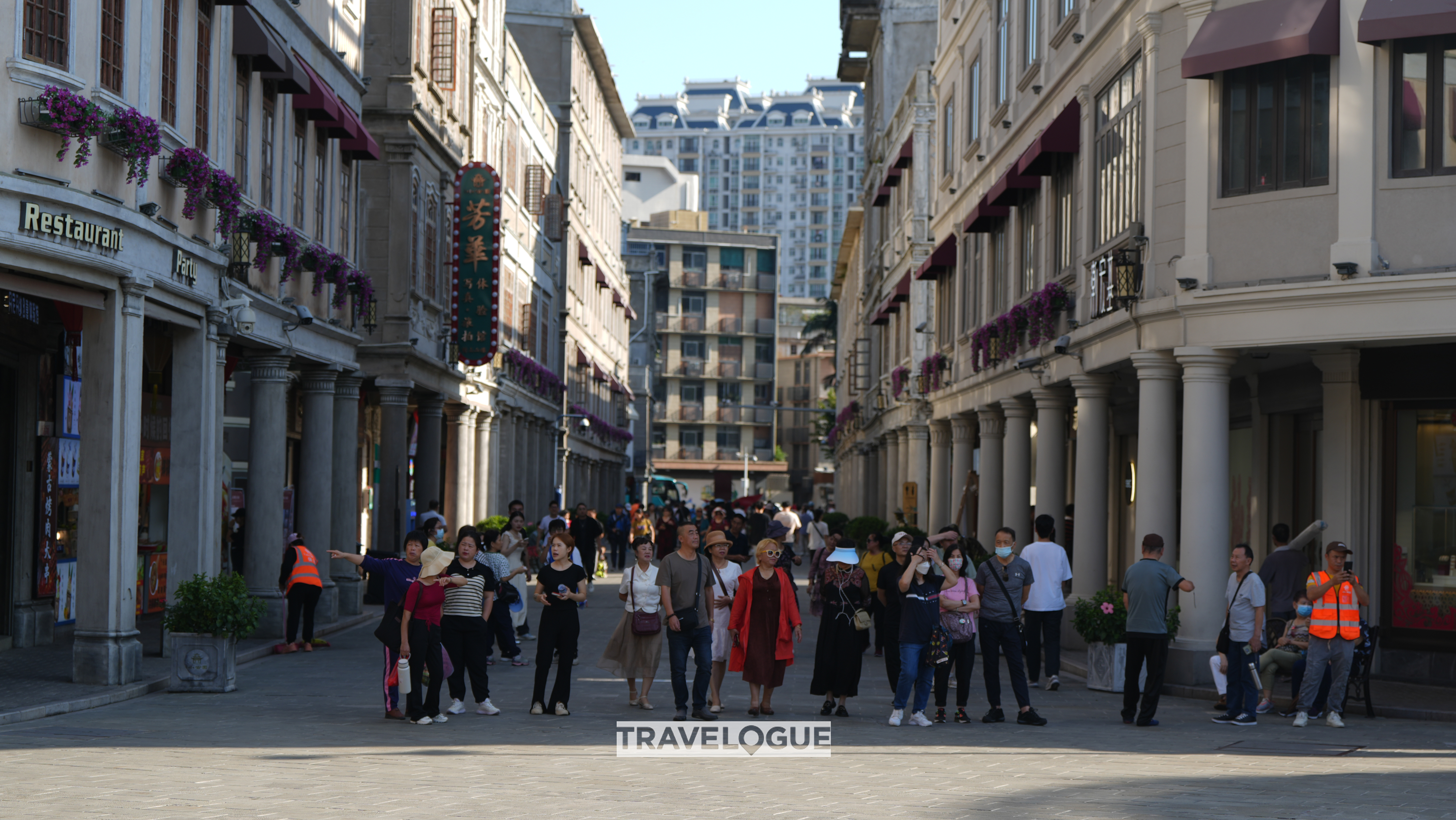 Tourists walk at Xiaogongyuan, a cultural and historical area of Shantou, Guangdong Province. /CGTN