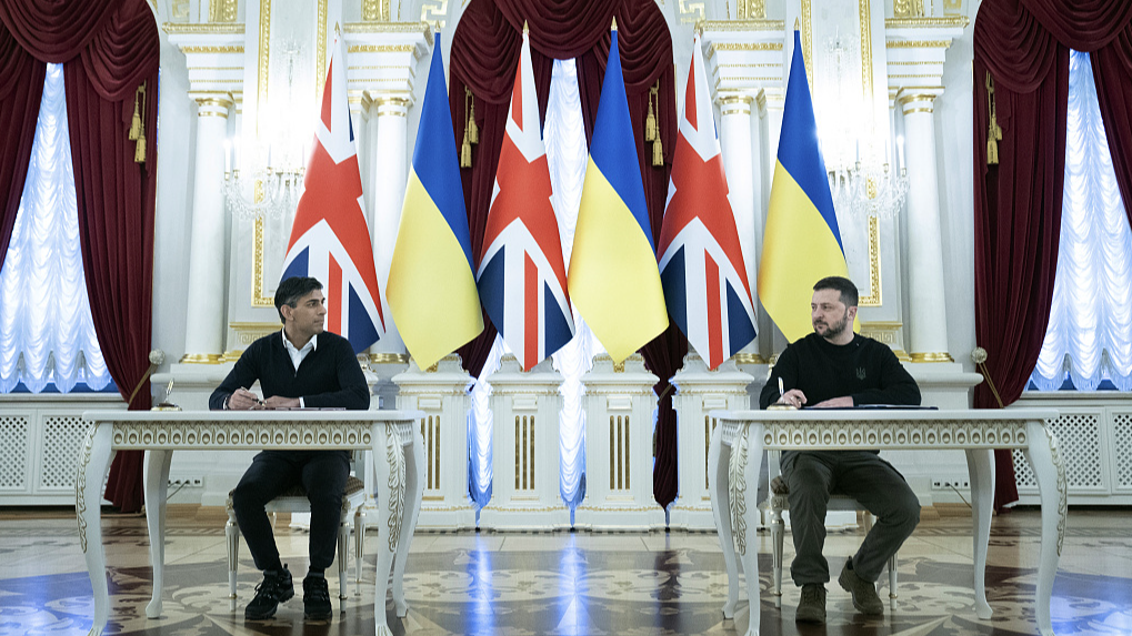UK Prime Minister Rishi Sunak (L), with Ukrainian President Volodymyr Zelenskyy at a signing ceremony during a visit to the Presidential Palace in Kyiv, January 12, 2024. /CFP