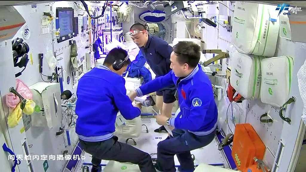 China's Shenzhou-16 crew working in the space station. /CFP