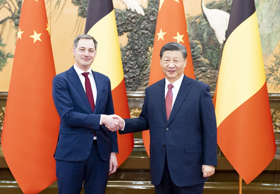 Chinese President Xi Jinping (R) shakes hands with Belgian Prime Minister Alexander De Croo in Beijing, China, January 12, 2024. /Xinhua