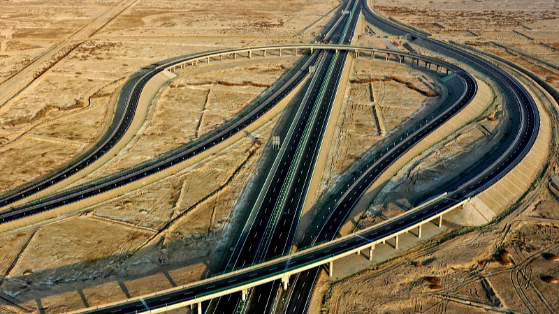 The expressway in Ruoqiang County, Bayingolin Mongolian Autonomous Prefecture, Xinjiang Uygur Autonomous Region. /CFP