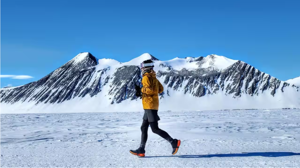 Donna Urquhart running across Antarctica. /Donna Urquhart