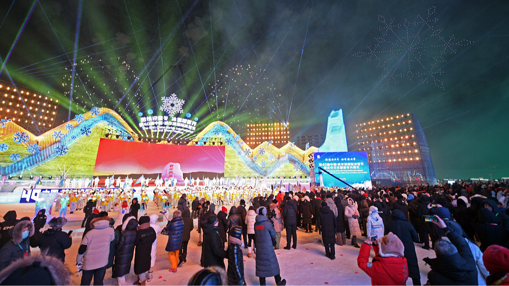 People visiting the Harbin Ice and Snow World in northernmost China's Heilongjiang Province, January 5, 2024. /CFP