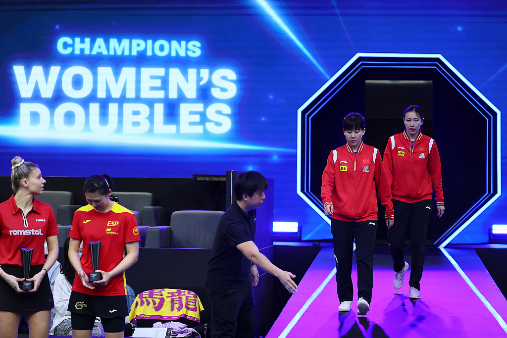 China's Chen Xingtong (L) and Qian Tianyi walk on the stage after winning the WTT Star Contender Doha 2024 women's doubles champions during the award ceremony in Doha, Qatar, January 12, 2024. /CFP 
