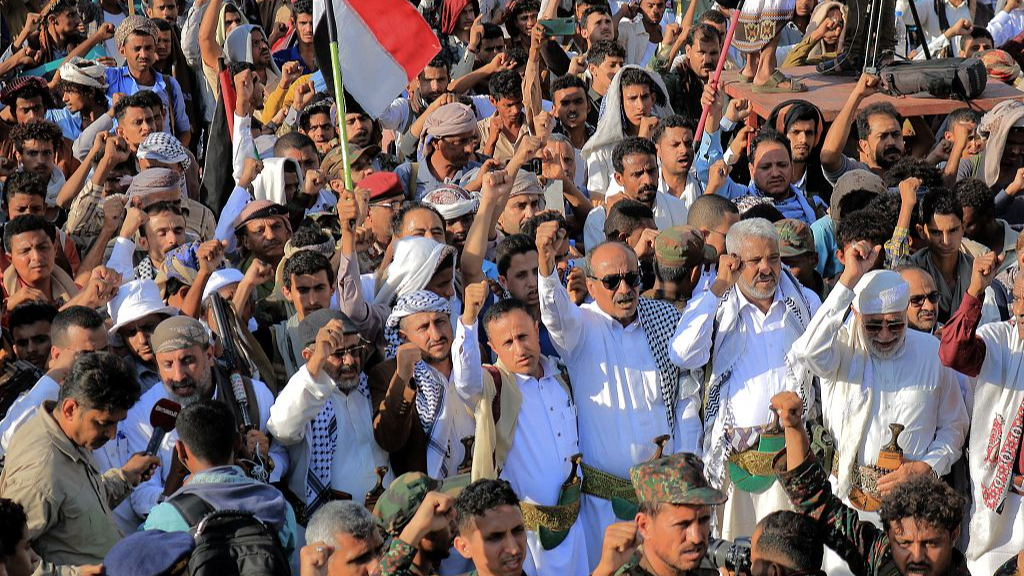People take to the streets to condemn the overnight U.S. and British forces' strikes on Houthi-held cities, in the Yemeni city of Hodeidah, January 12, 2024. /CFP
