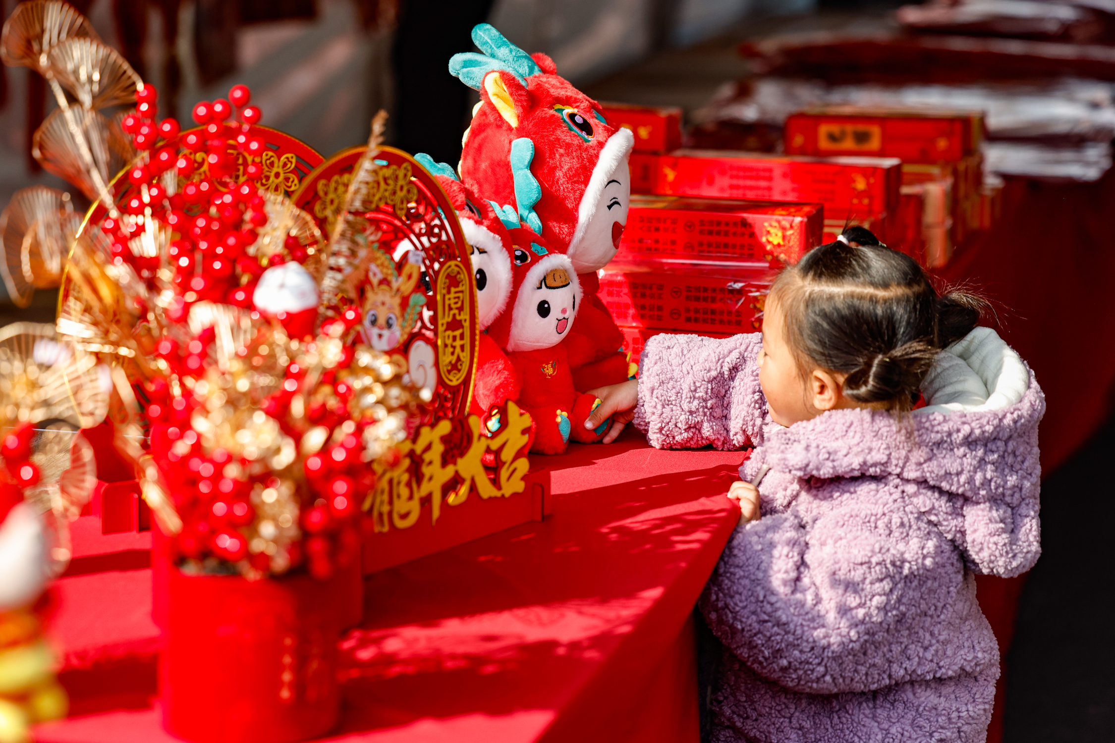 A photo taken on January 12, 2024, in Wuhan, Hubei Province, shows locals shopping for goods at a pop-up holiday market. /IC