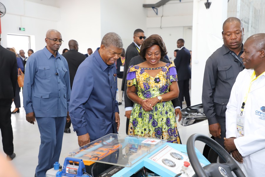 Angolan President Joao Lourenco (2nd L, front) visits the Integrated Center for Technological Training (CINFOTEC) Huambo donated by the Chinese government in the city of Huambo in Huambo Province, Angola, January 12, 2024. /Xinhua