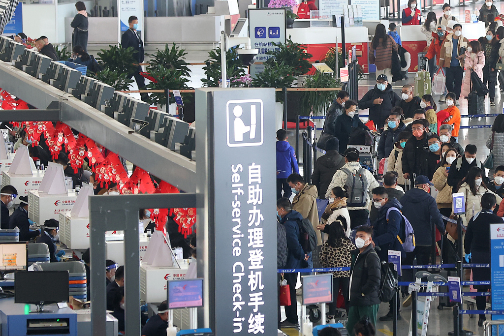 Passengers travel during the Spring Festival travel rush at Lukou International Airport in Nanjing City, East China's Jiangsu Province, January 20, 2023. /CFP