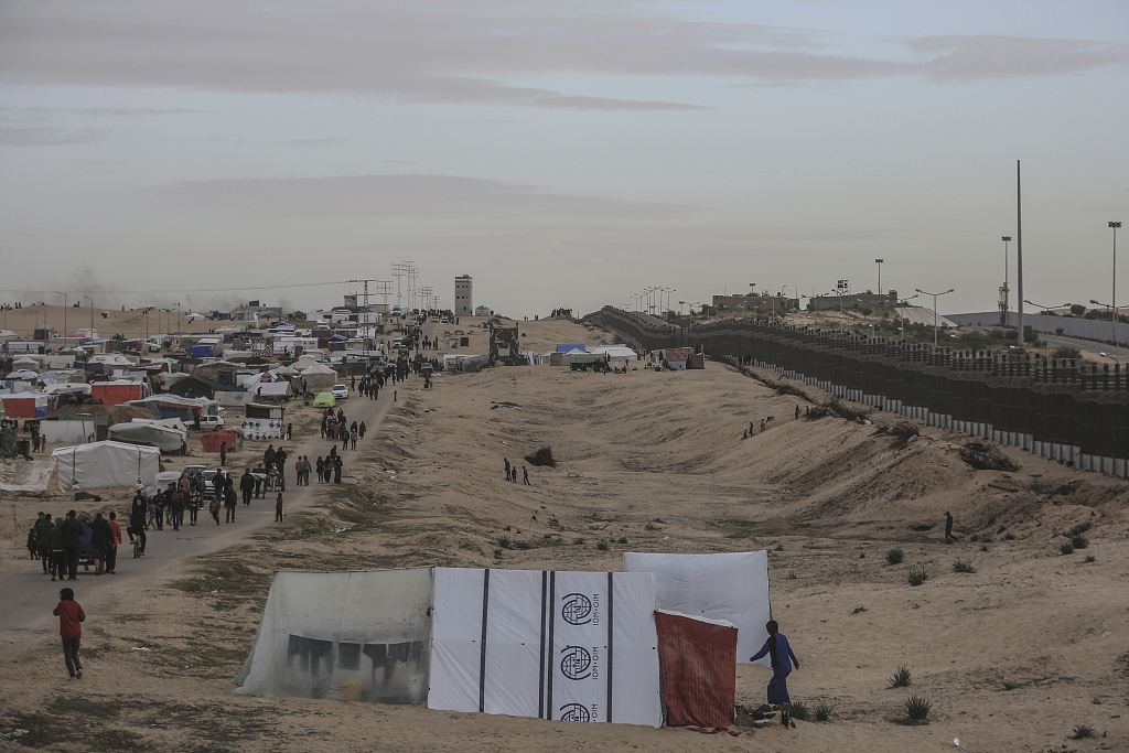 Displaced Palestinians from northern Gaza pitched their tents near the wall separating Egypt and the Gaza Strip, January 13, 2024. /CFP