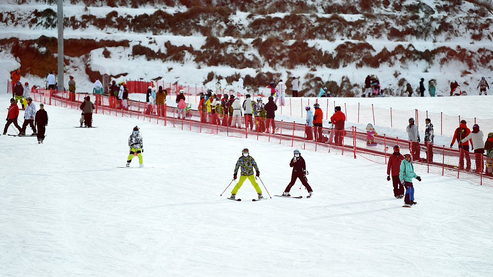 Live: Experience winter sports at Forlong Ski Resort in north China