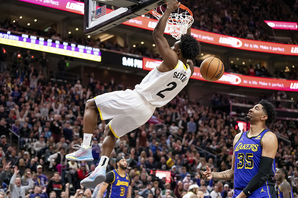 Collin Sexton (#2) of the Utah Jazz dunks in the game against the Los Angeles Lakers at the Delta Center in Salt Lake City, Utah, January 13, 2024. /CFP