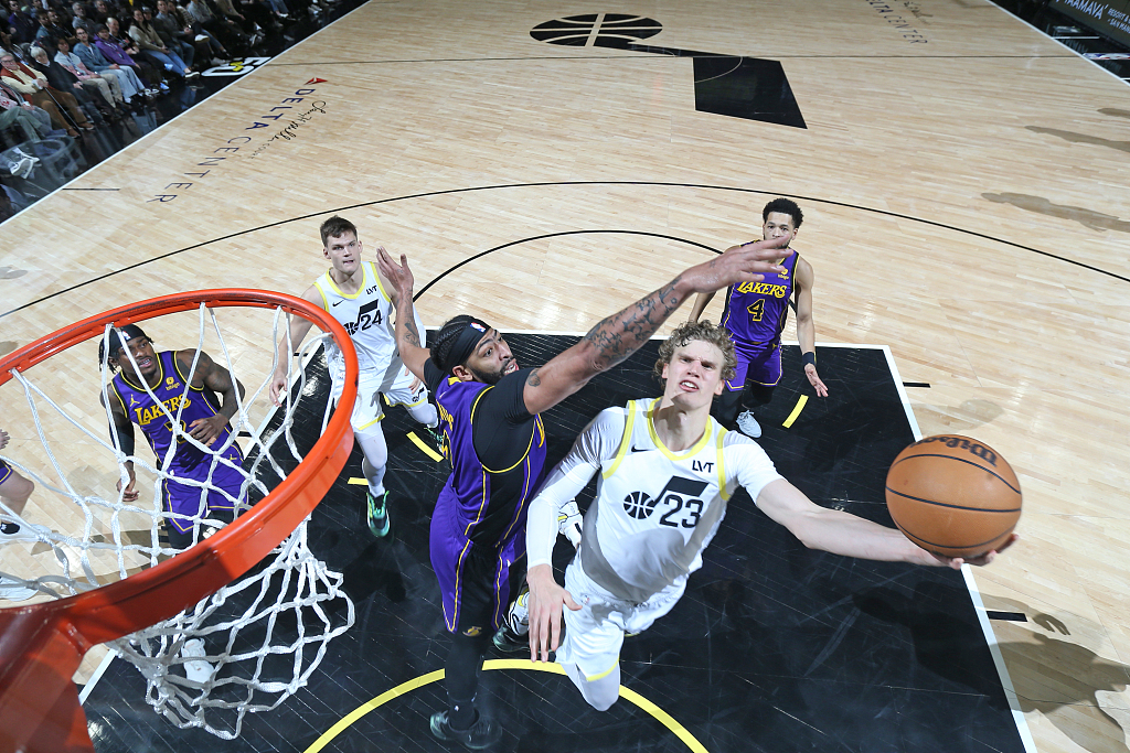 Lauri Markkanen (#23) of the Utah Jazz drives toward the rim in the game against the Los Angeles Lakers at the Delta Center in Salt Lake City, Utah, January 13, 2024. /CFP