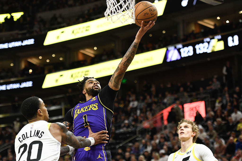 D'Angelo Russell (#1) of the Los Angeles Lakers drives toward the rim in the game against the Utah Jazz at the Delta Center in Salt Lake City, Utah, January 13, 2024. /CFP