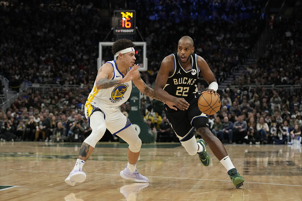 Khris Middleton (#22) of the Milwaukee Bucks penetrates in the game against the Golden State Warriors at Fiserv Forum in Milwaukee, Wisconsin, January 13, 2024. /CFP