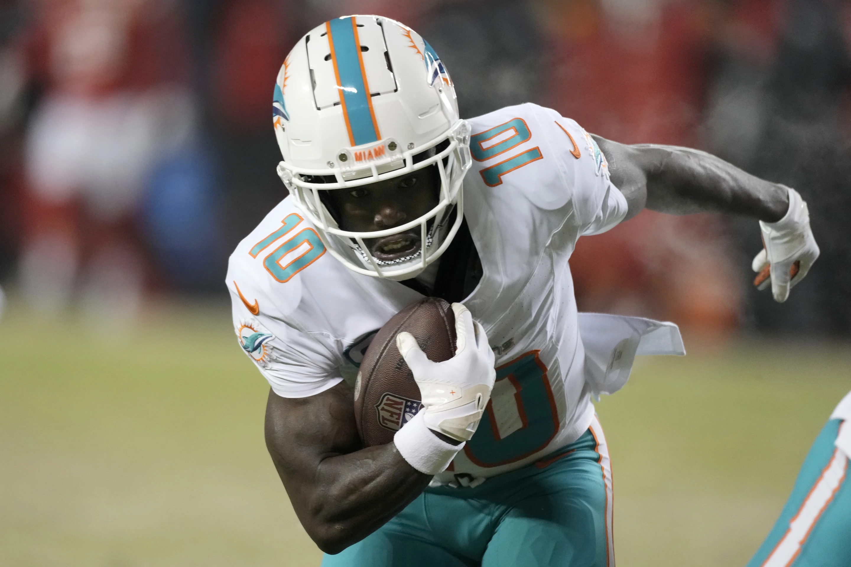 Wide receiver Tyreek Hill of the Miami Dolphins runs with the ball in the American Football Conference Wild Card game against the Kansas City Chiefs at Arrowhead Stadium in Kansas City, Missouri, January 13, 2024. /AP