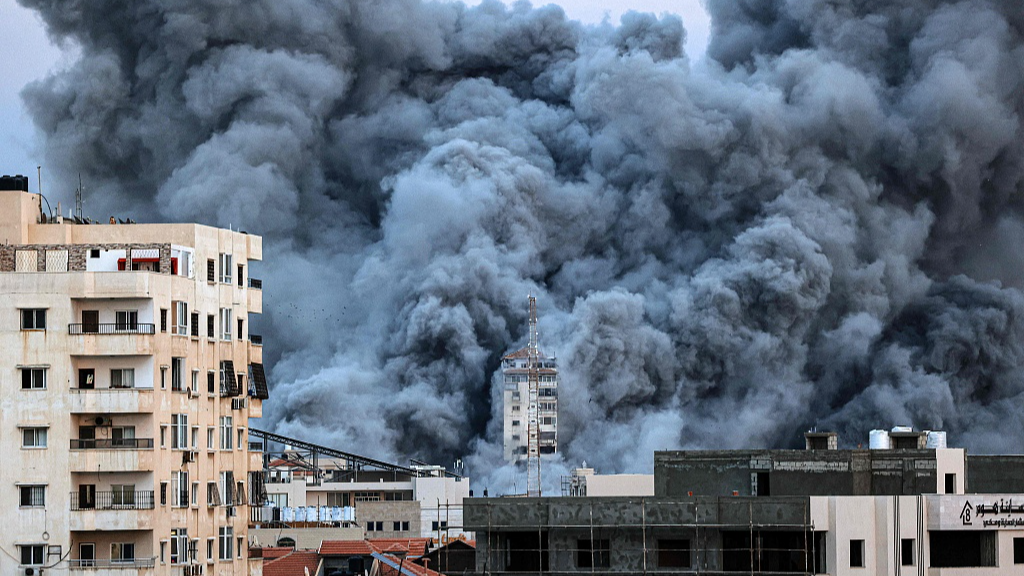 2023 年 10 月 7 日，以色列空袭期间，加沙城建筑物上空升起滚滚浓烟。/CFP