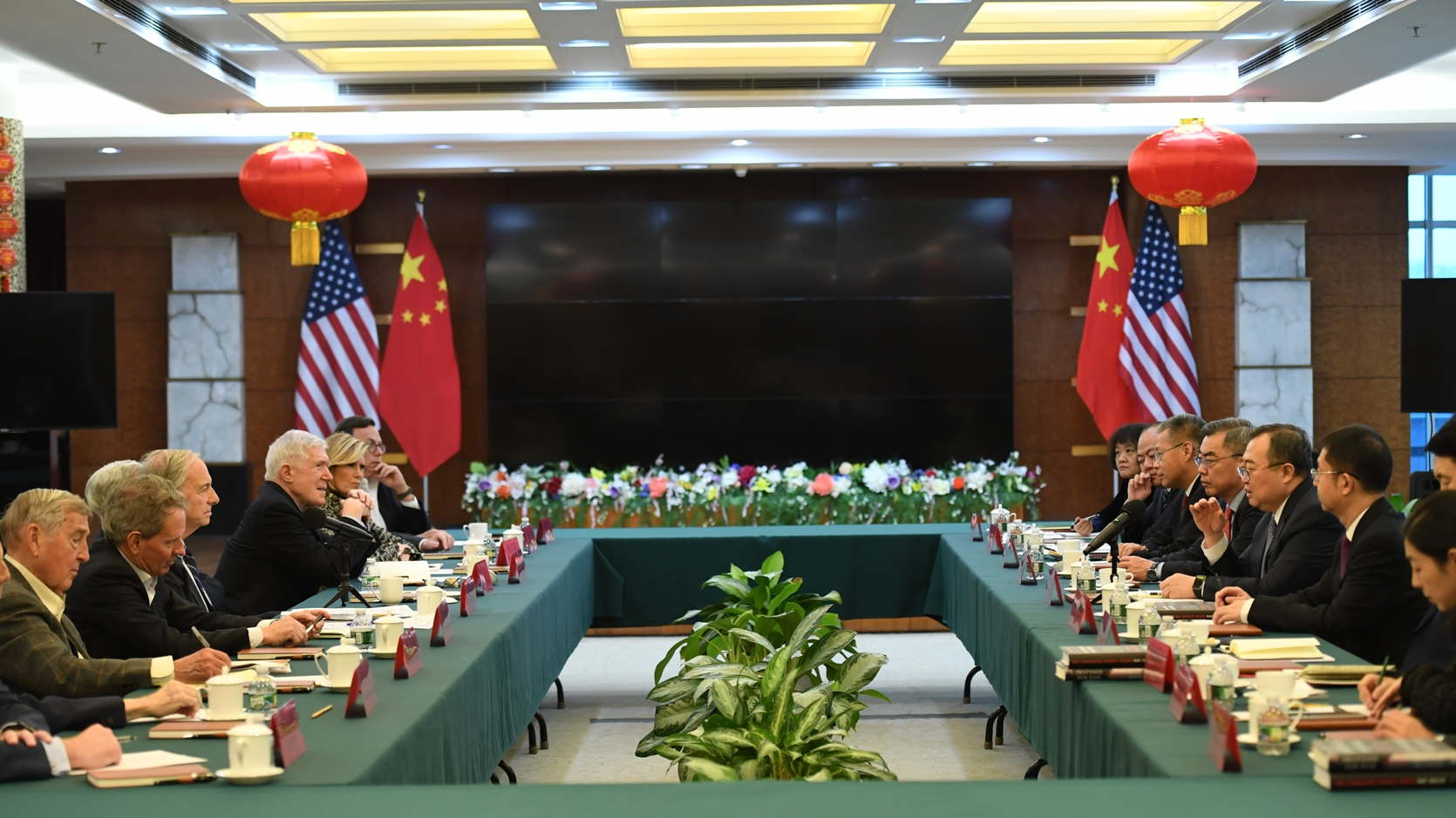 Liu Jianchao, minister of the International Department of the CPC Central Committee, holds discussions with former U.S. political heavyweights and representatives from the financial and business communities on China-U.S. relations in New York, U.S., January 9, 2024. /International Department of the CPC Central Committee