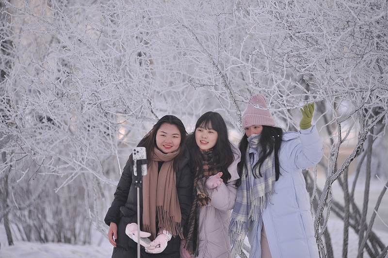 Residents capture scenes of the soft rime forming along the banks of the Songhua River in Harbin City, Heilongjiang Province, January 13, 2024. /CFP