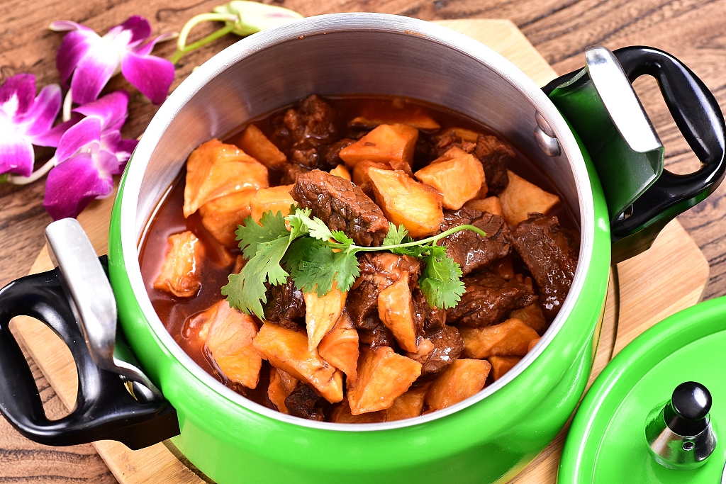 Braised beef with potatoes is a popular household dish in China. /CFP