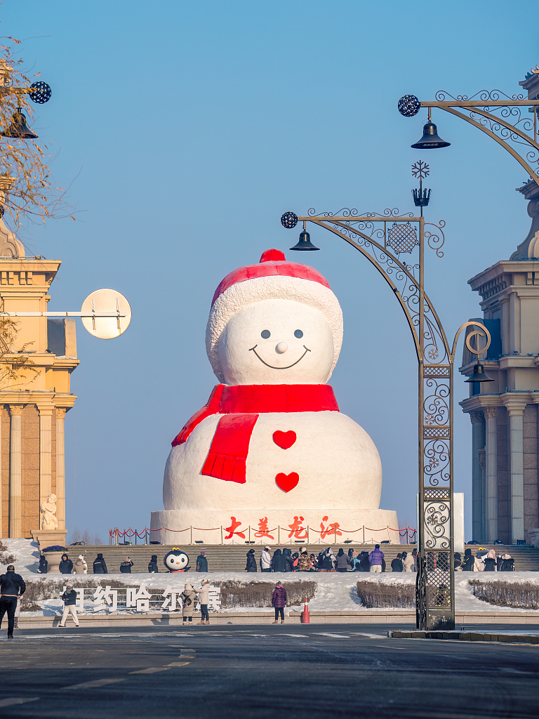 The photo, taken on December 21, 2023, shows a giant snowman greeting visitors at a park in Harbin, northeast China's Heilongjiang Province. /CFP 