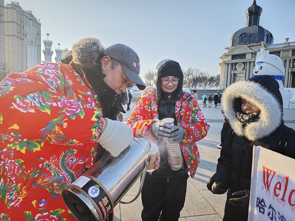 Local residents volunteer to offer hot tea to visitors in Harbin, northeast China's Heilongjiang Province, January 10, 2024. /CFP