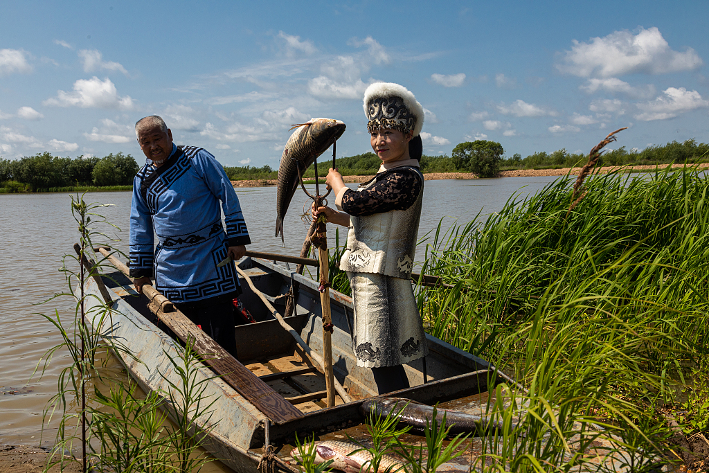  The Hezhe people showcase a traditional technique of spearfishing, Jiamusi City, Heilongjiang Province, northeast China, July 1, 2020. /CFP 