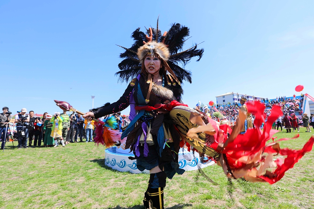 Shaman blessing ceremony. /CFP