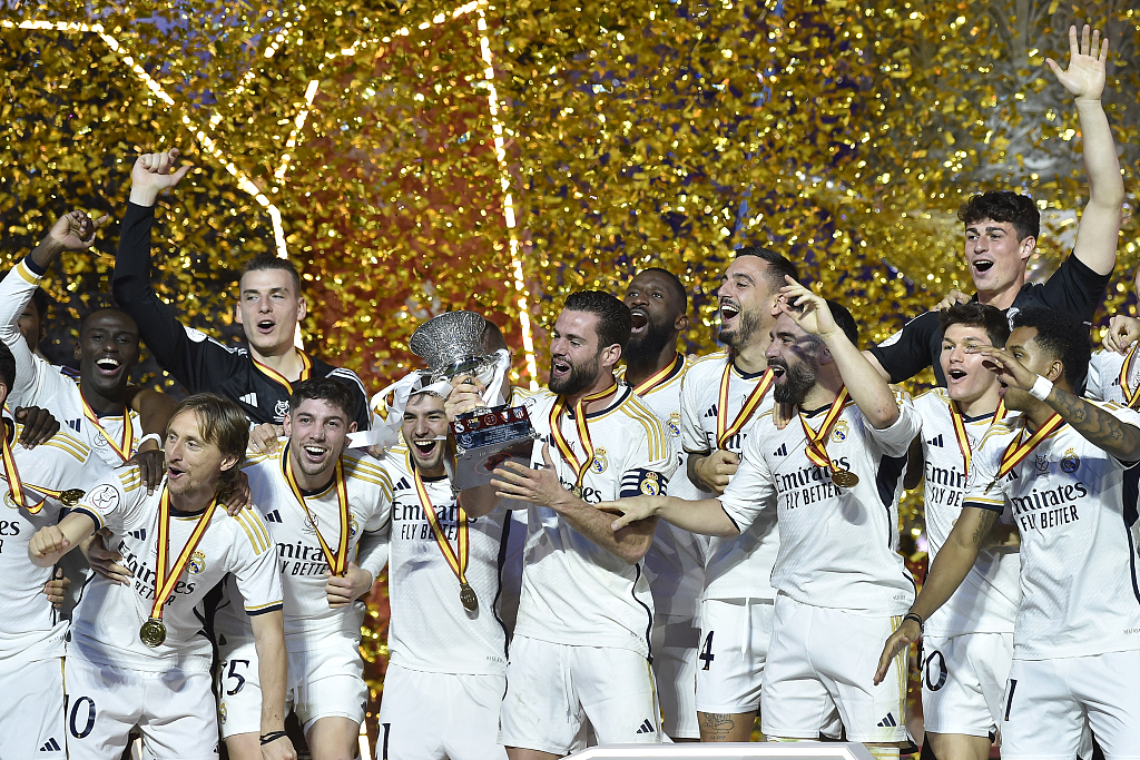 Real Madrid players pose with the trophy after winning the Super Cup final in Riyadh, Saudi Arabia, January 14, 2024. /CFP