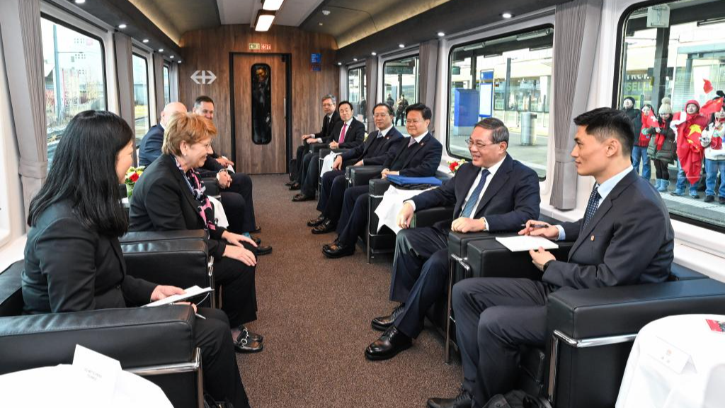 Chinese Premier Li Qiang engages in candid exchanges with President of the Swiss Confederation Viola Amherd on a train from Zurich to Bern, the capital of Switzerland, January 14, 2024. /Xinhua
